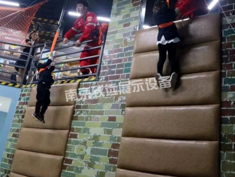 绳系缓降体验区